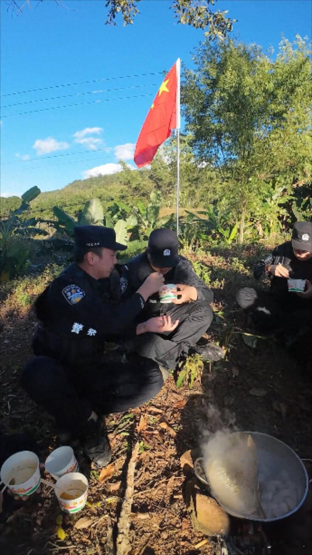 泪目！妈妈牌饺子跨越万水千山送到边境，戍边硬汉吃到饺子瞬间泪奔……

随着新的一