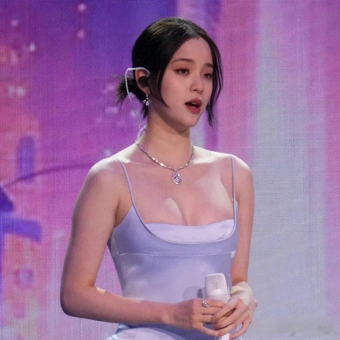欧阳娜娜真的长大了 
