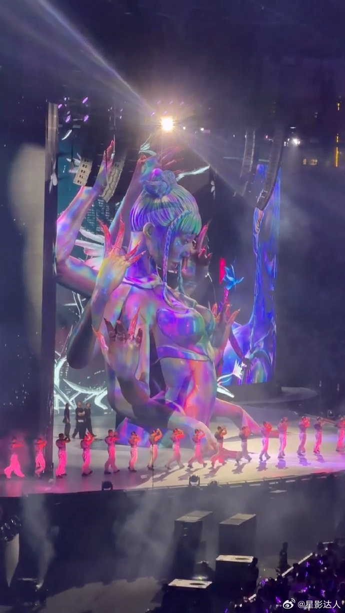 李斯丹妮爱惨了蔡依林 真的太庆幸能看到这个画面，优秀的人追随更优秀的人，李斯丹妮