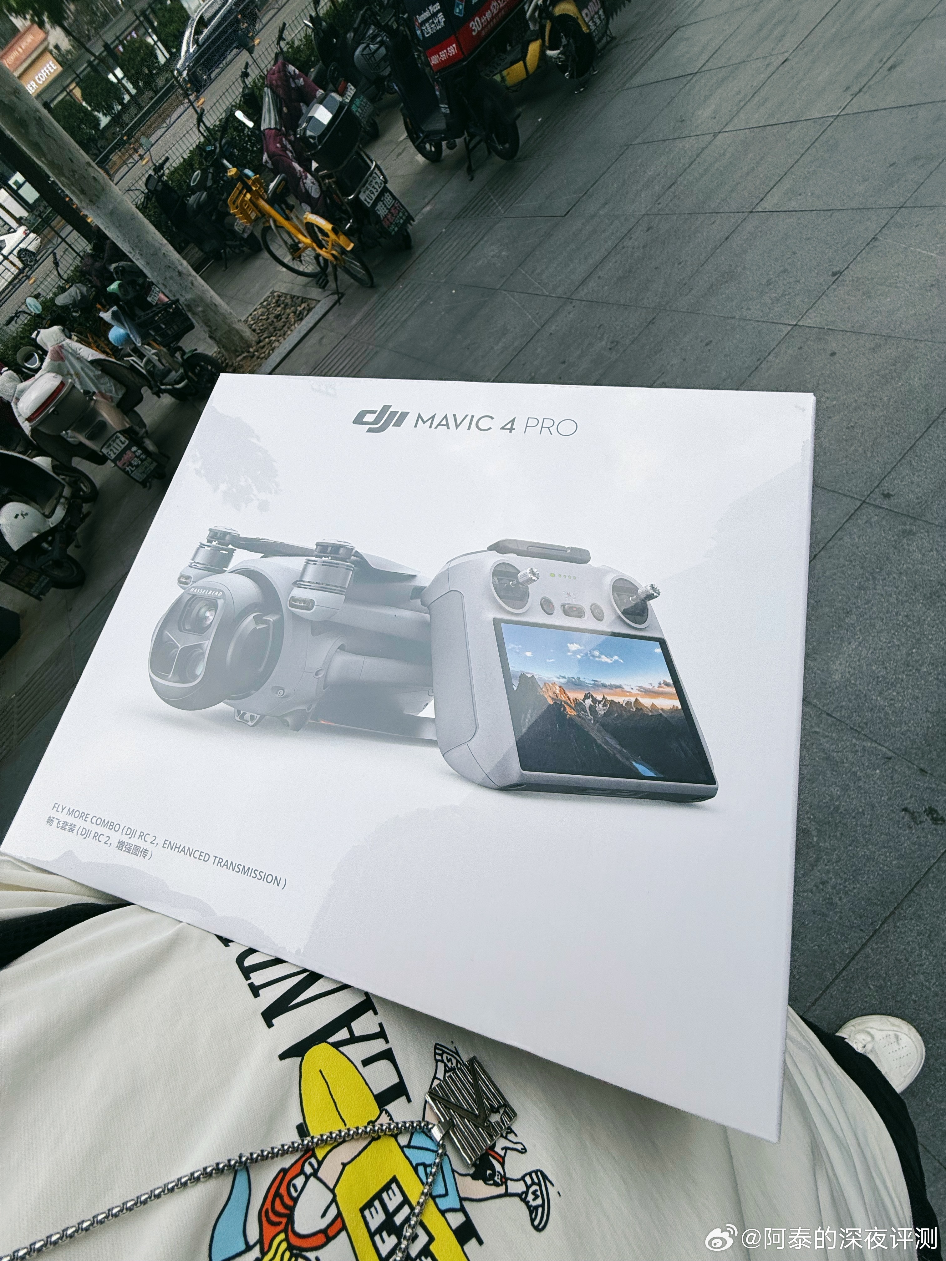 朋友们，大疆Mavic 4 Pro 拿下[全力以赴]先搞个畅飞套装[嘻嘻]体验好