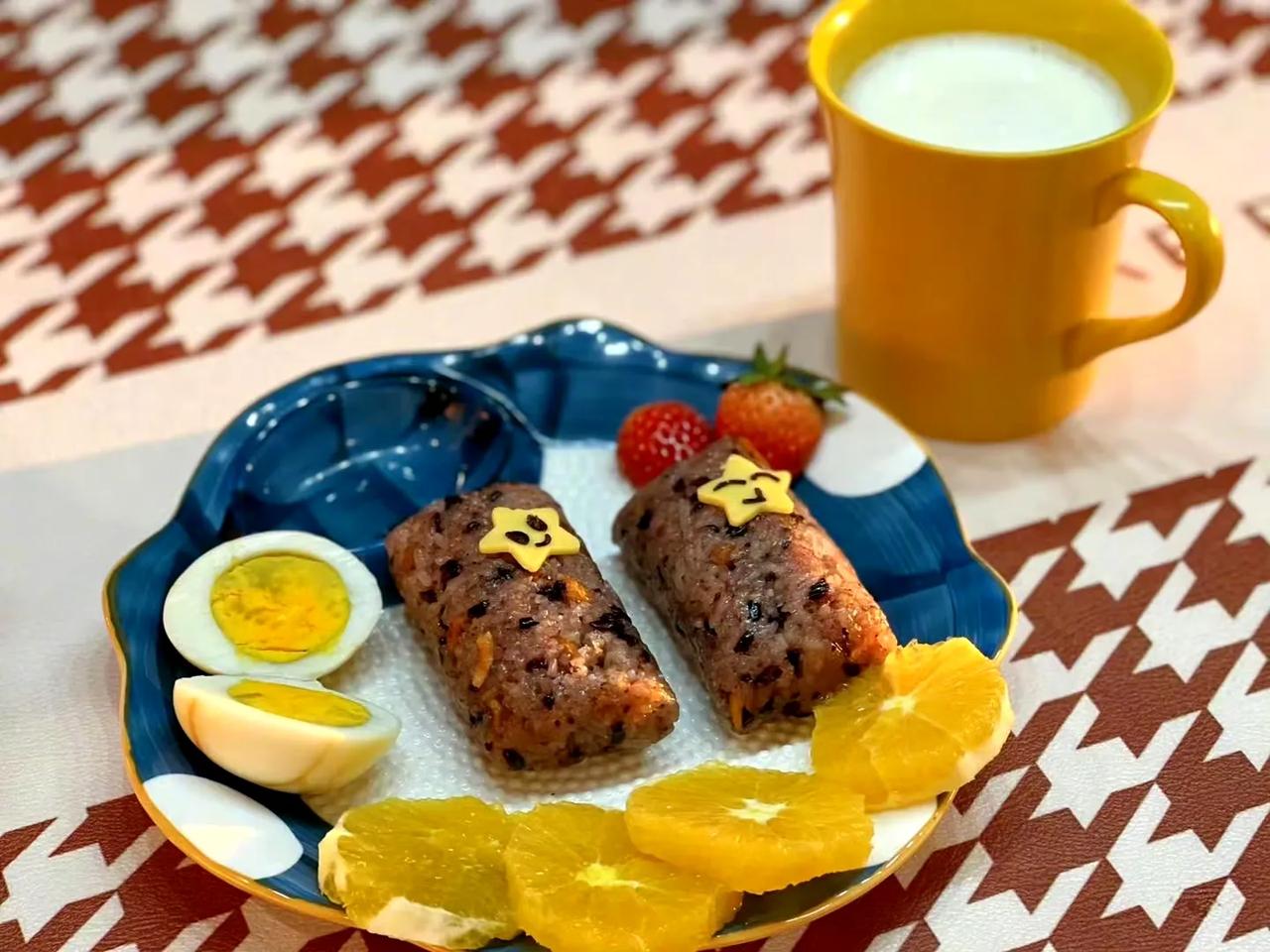 脱脂牛奶比全脂牛奶的区别?

全脂、脱脂的差别主要在脂肪含量上，全脂牛奶的脂肪含