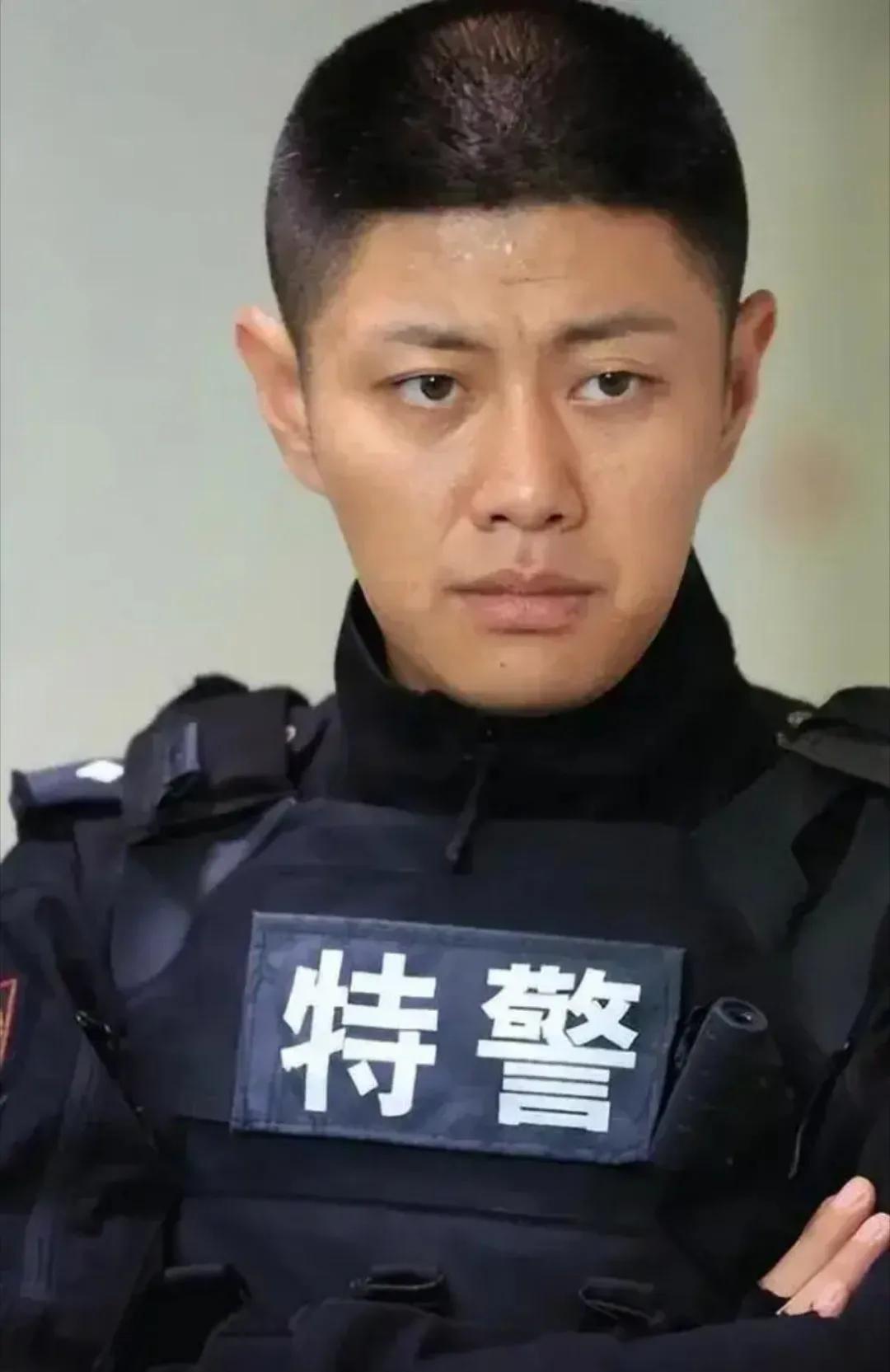 他和吴京演过特种兵，憨憨的硬汉形象深入人心，但因为一次拍摄事故，差点让他毁于一旦