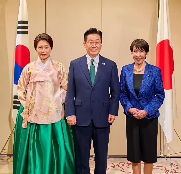 不知大家有没有注意到这个小细节，高市早苗在老家奈良，欢迎李在明的晚宴上，虽然极尽