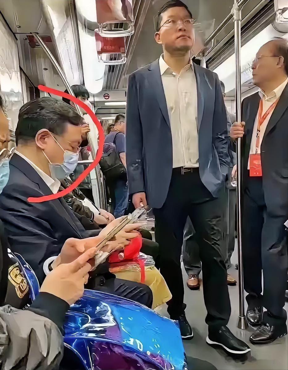 一个1966年出生的，专门生产轿车的大老板竟然去挤公交车！低调到骨子里去了！他就