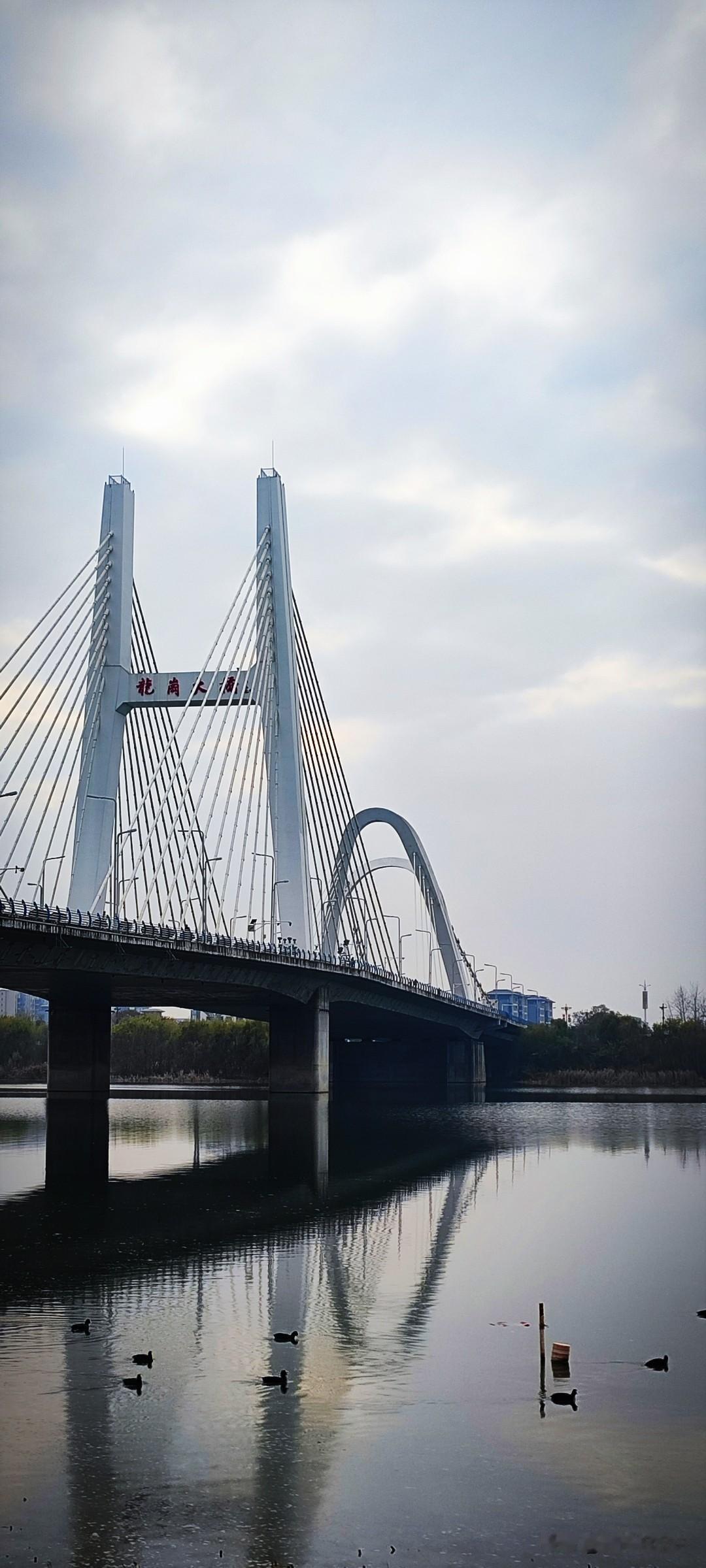 晒图笔记大赛今日多云，日头似是顽皮的孩童般，忽而在云层后，忽而落在云隙里。于是，