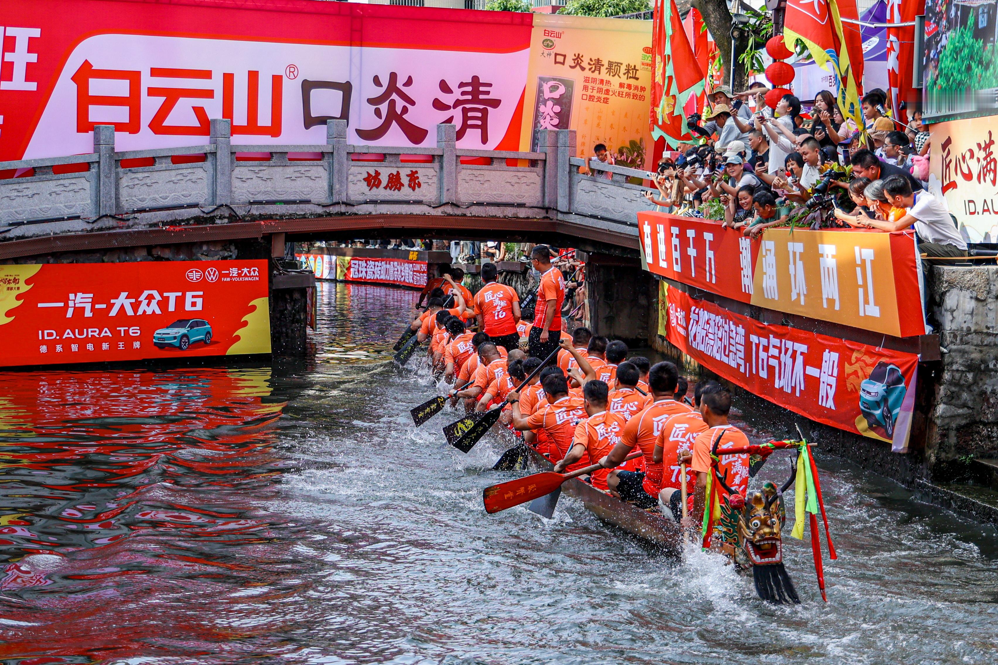 三米宽的河道开出了F1的心跳 6月19日，2026中国叠滘龙船漂移大赛正式开赛后