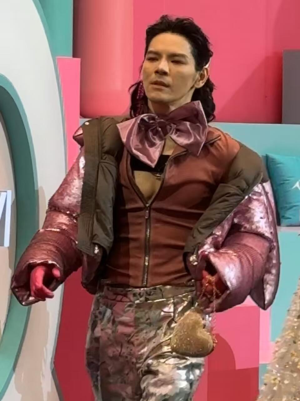 向佐粉色羽绒服  向佐玛丽猫？到底是谁说的啊！！粉色羽绒服挺适合他的[doge]