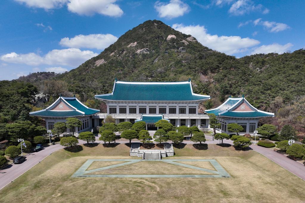 李在明搬回青瓦台，尹锡悦夫妇被起诉，韩国这一年更分裂了

周一，韩国发生了两件大