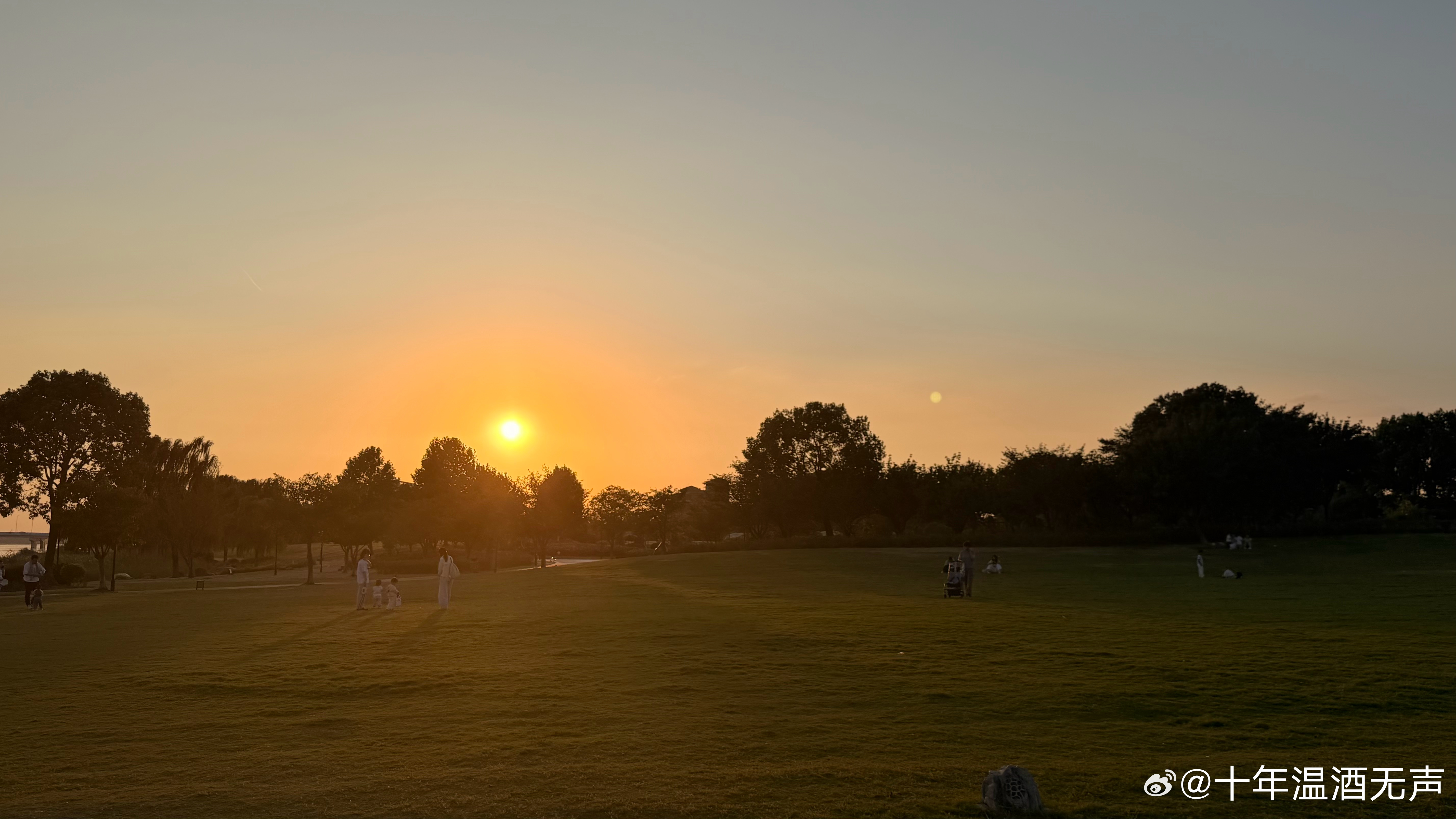 夕阳西下，小周又在带娃[泪] ​​​