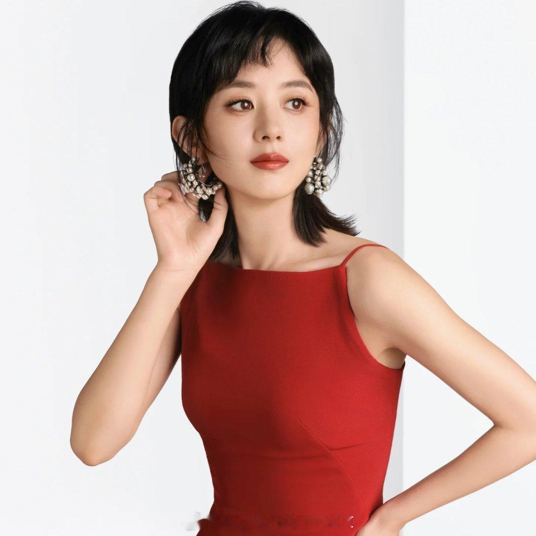 Givenchy纪梵希全球彩妆及香氛代言人赵丽颖出镜全新宣传大片，红裙与黑色西装