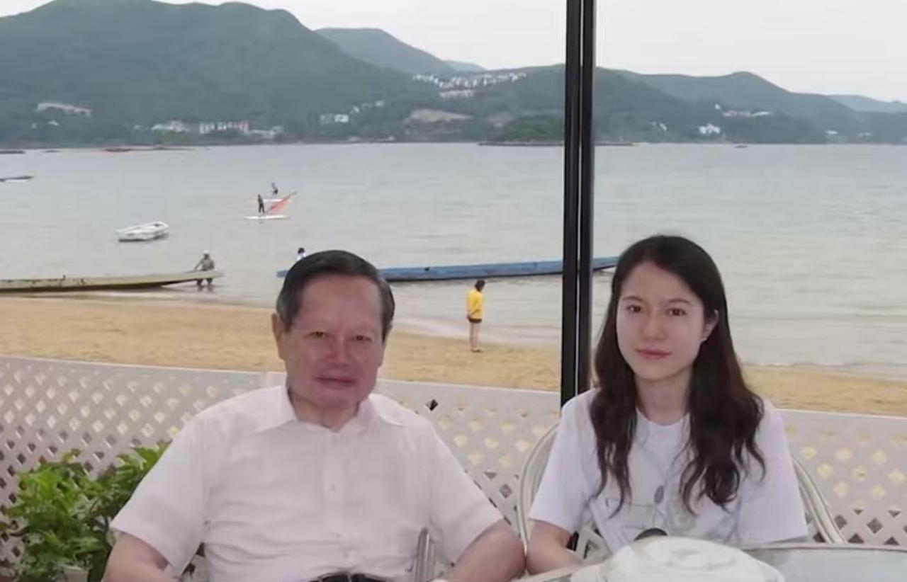 翁帆虽然不算让人眼前一亮的大美女，但长相大气舒展，这气质一般人都模仿不来。

不