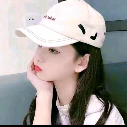 👒 今日穿搭 | 简约白色棒球帽，搭配同款T恤，轻松休闲又时尚！💃