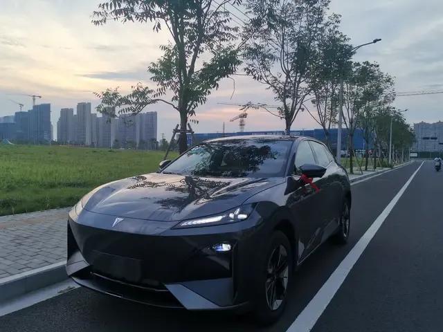 [微风][微风]上周陪一个朋友去看车，她想买一部新能源车，于是我向她介绍了深蓝S