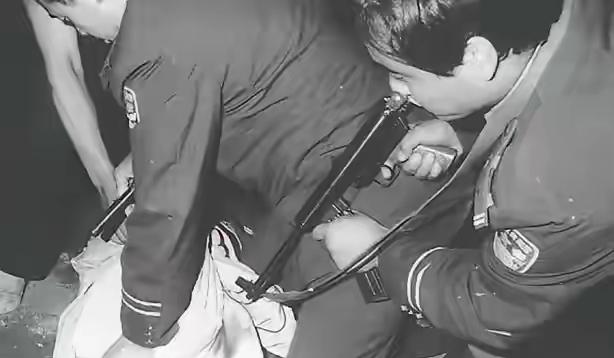 1999年11月，郑州军分区对武器库进行例行检查时，突然发现，犯罪分子竟从库房外