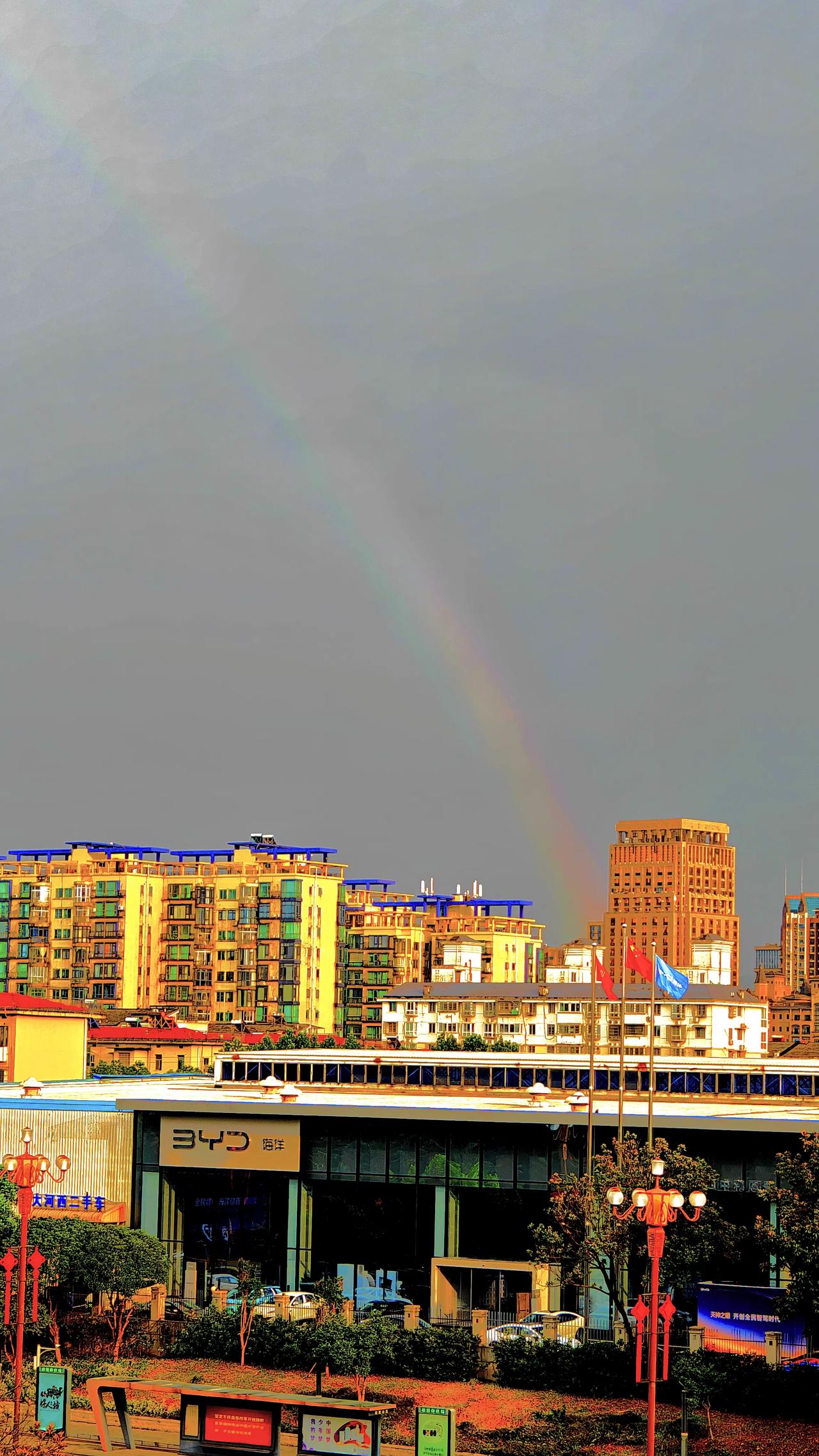 分享城市新鲜事 今日长沙的一场急雨过后，在落日的余晖下，天边浮现出一道彩虹，随手