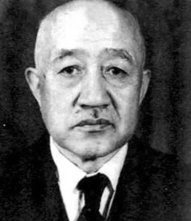 1940年5月17日，一名日军少将正在屋里等待一位投降军官的到来。突然，外面传来