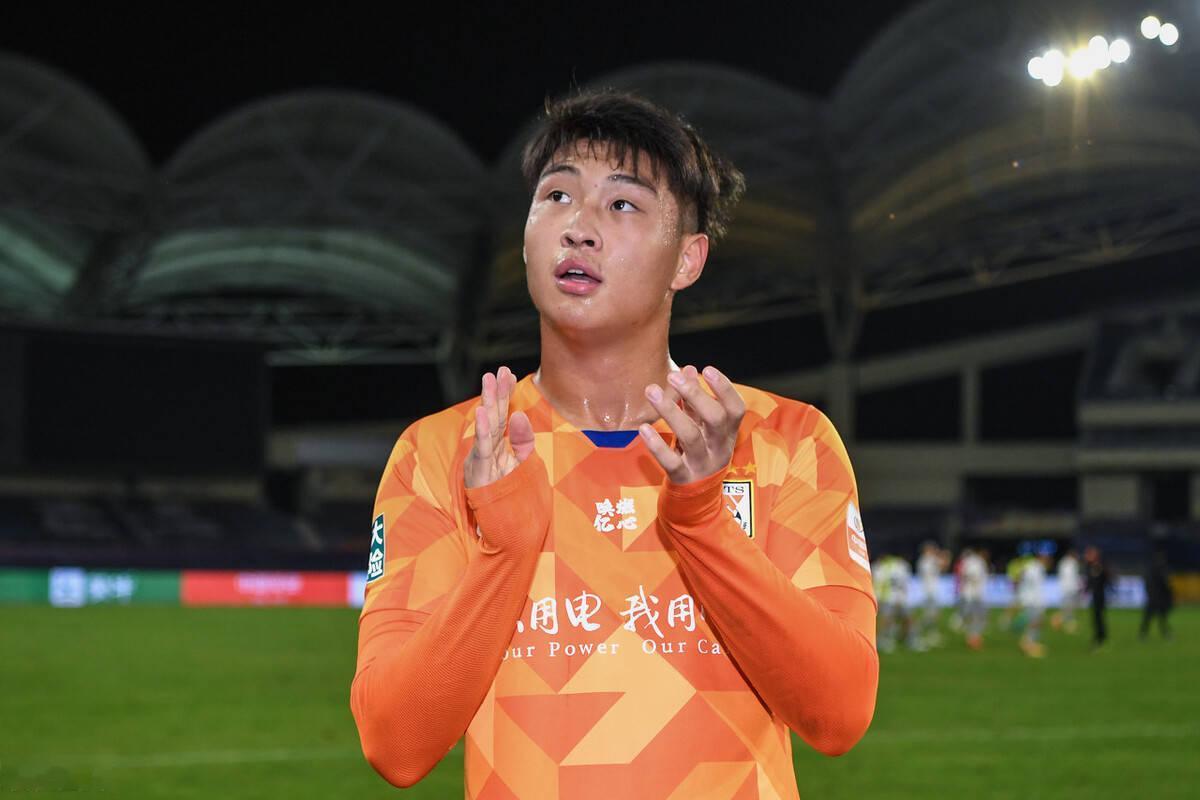 郭田雨退役！
曾经山东泰山的希望之星，2021中超打进10球的功臣，被誉为韩鹏接