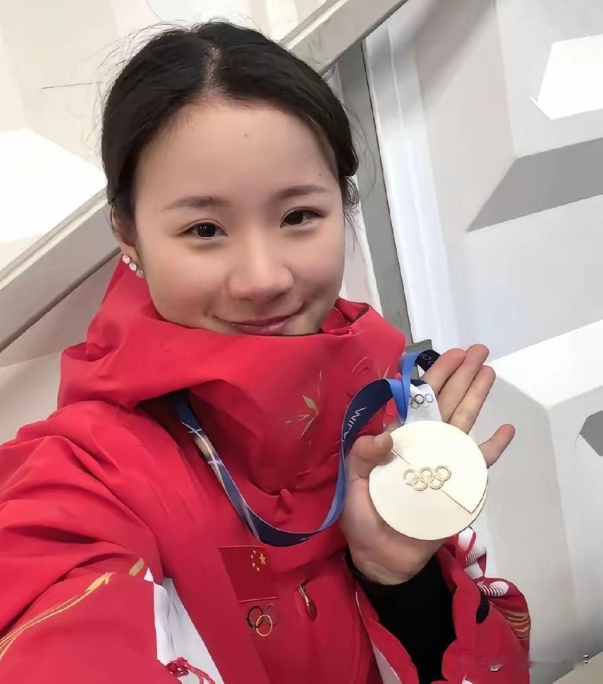 除了恭喜谷爱凌拿下自由式滑雪U型场地金牌，也请大家多多关注银牌得主，来自中国哈尔