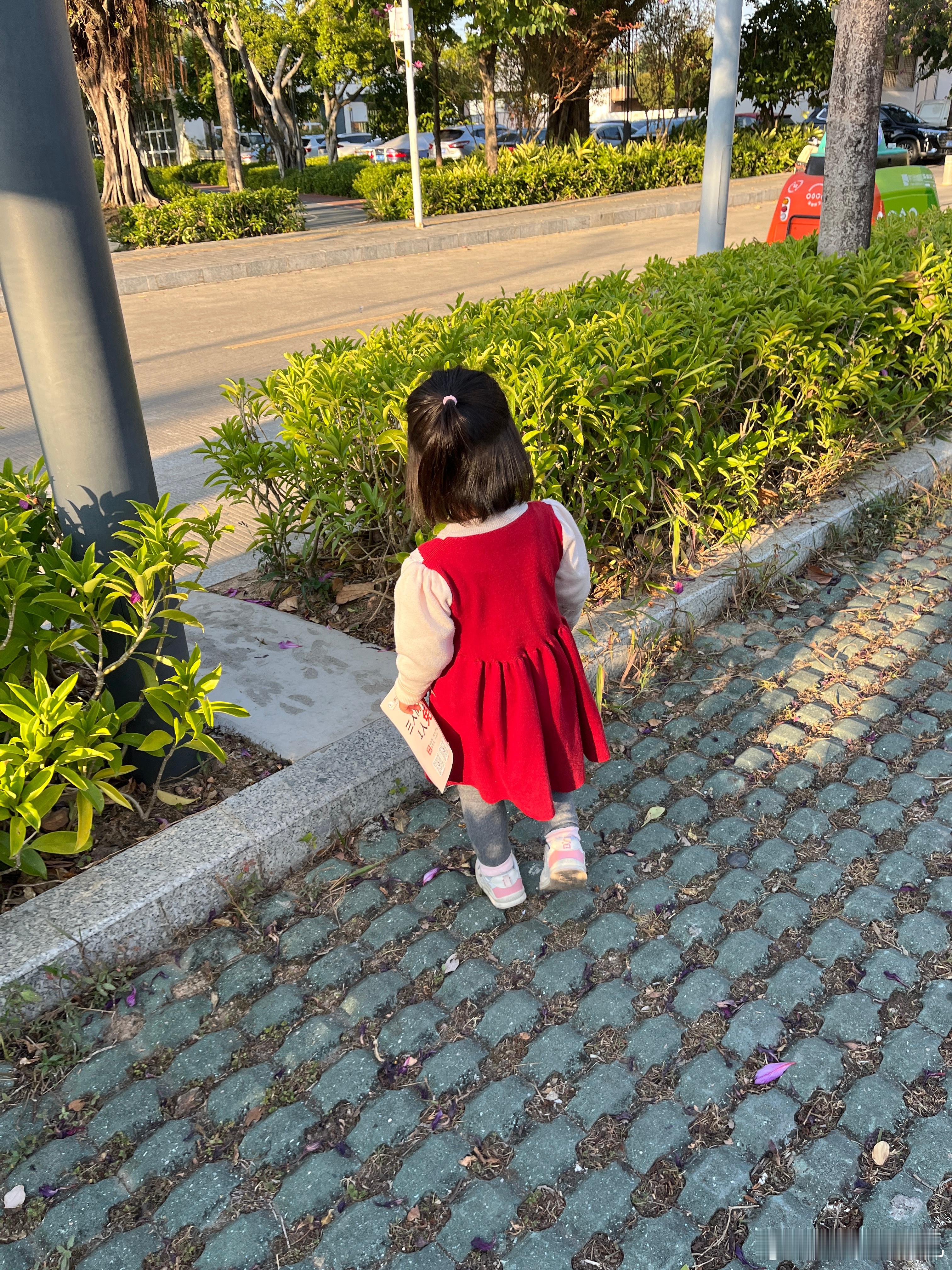 放学了，早上交代我，放学要给她带面包，这个面包是前两个礼拜，她去超市自己选的，和