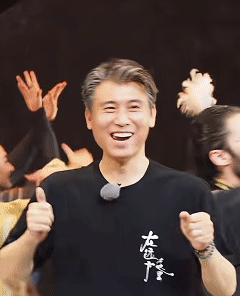 胡军李乃文50岁当艺人助理 荧幕硬汉在线转型助理！胡军、李乃文现身无锡大剧院外，