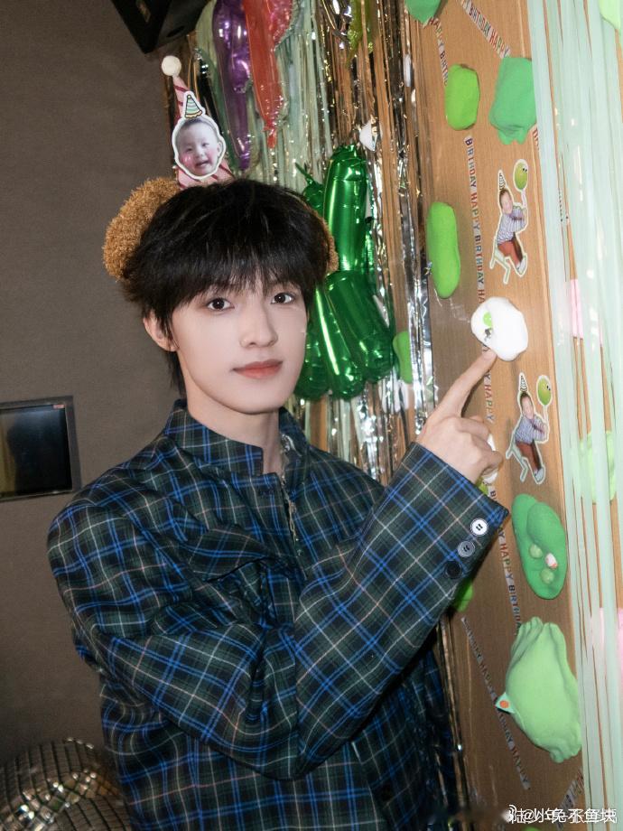 张泽禹生日营业 从生日营业细节里就能看出人品，温柔细腻又懂得感恩，祝张泽禹十九岁