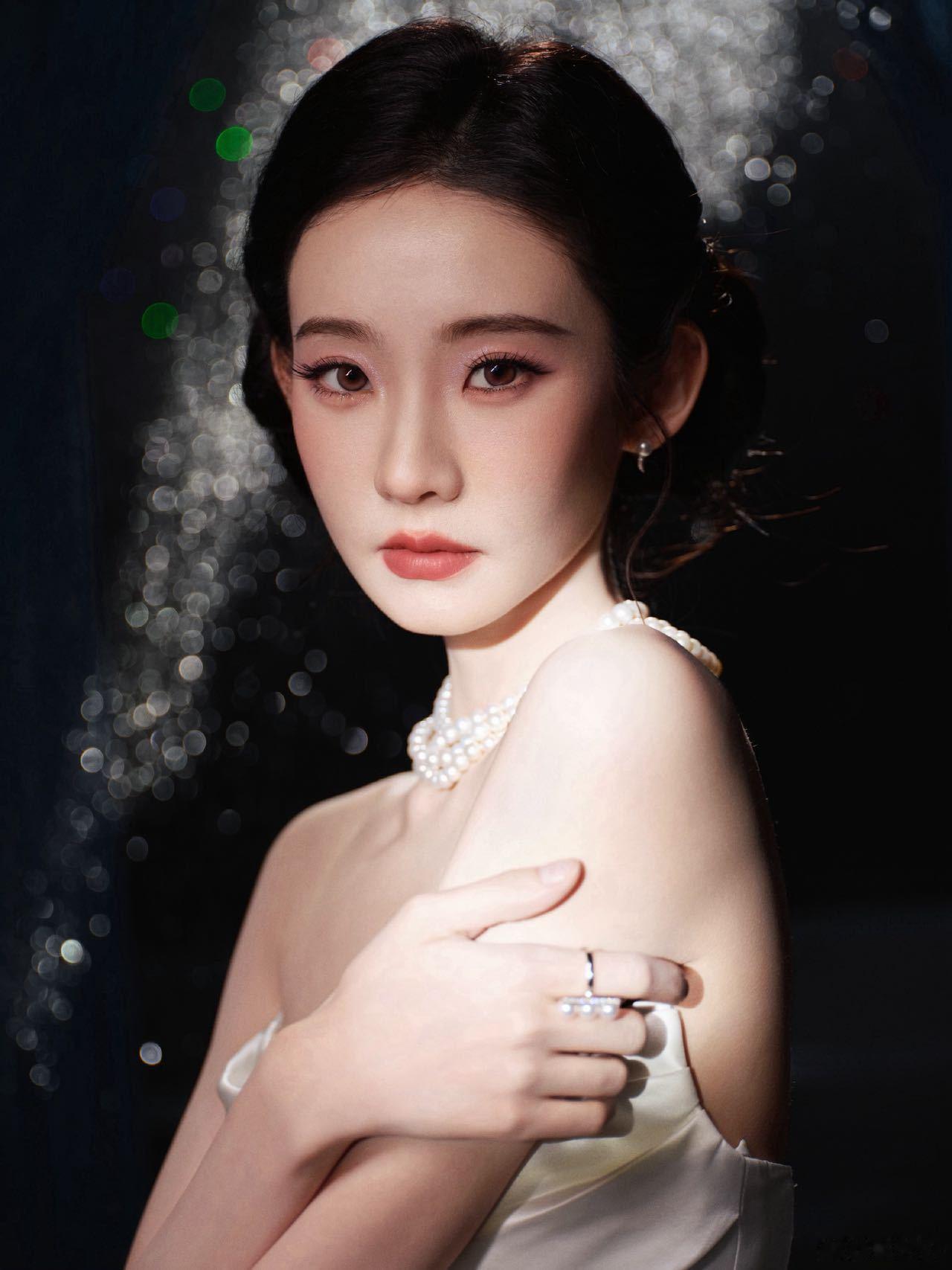 张艺凡在线等一个建议 微博之夜这顶帽子太吸睛了吧，戴上它宛如从古典画卷中走出的孤