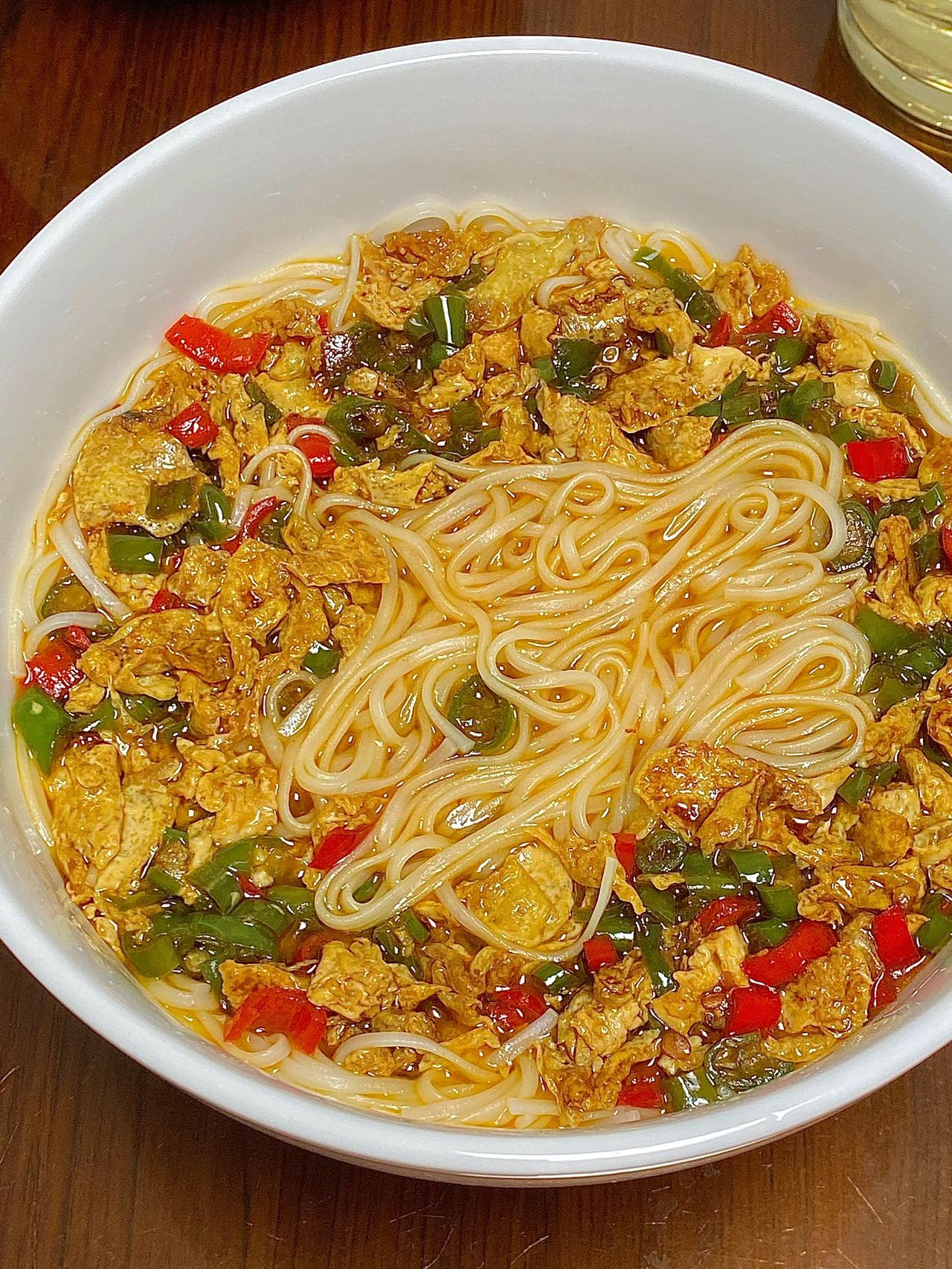 又是吃面的一人食餐，今天这个面我都佩服我自己
尝了一口内心想：自己手艺杠杠的，还