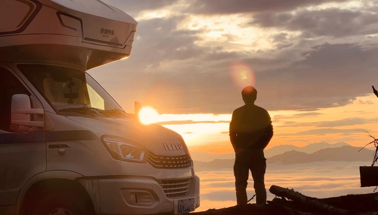 自从上次在云南遇到那动人心魄的云海后，心中便萌生了一个愿望：希望能在云海之上拥有