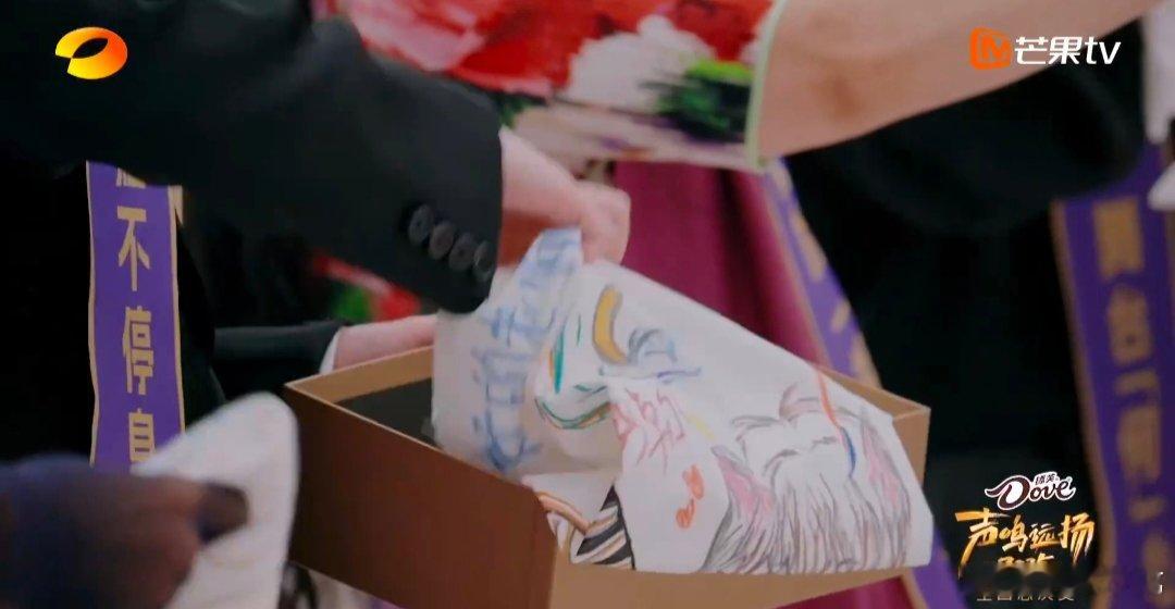 何炅要为这件T恤办个演唱会声鸣远扬 声鸣远扬名场面预定！何炅为T恤办演唱会，谁不