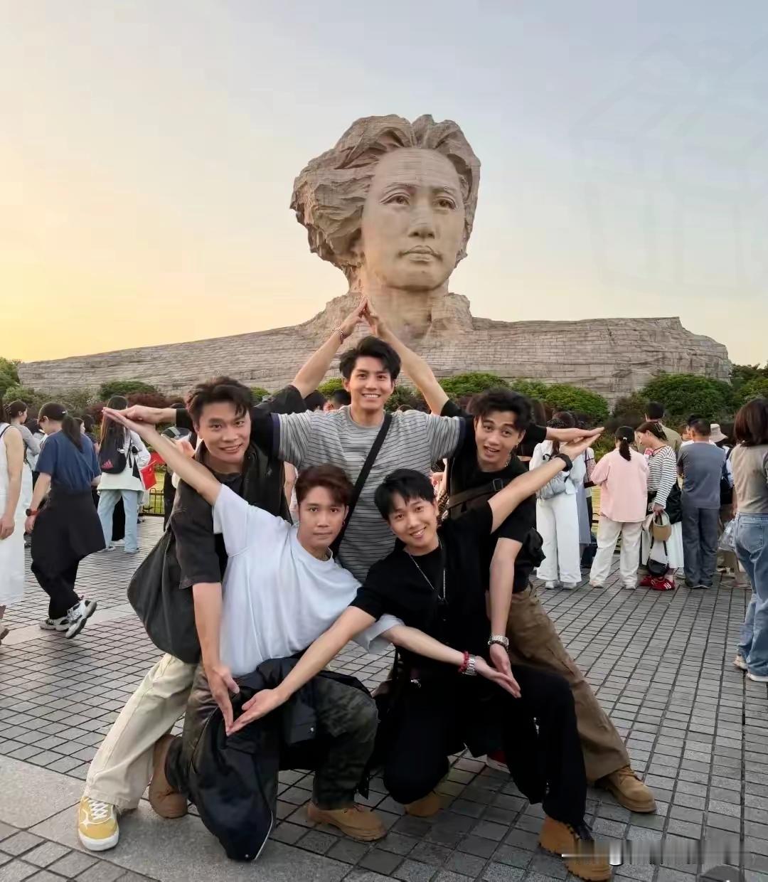 五个朝气蓬勃的小伙子，手拉着手用身体拼出五角星造型，瞬间收获满屏夸赞，人人都说新