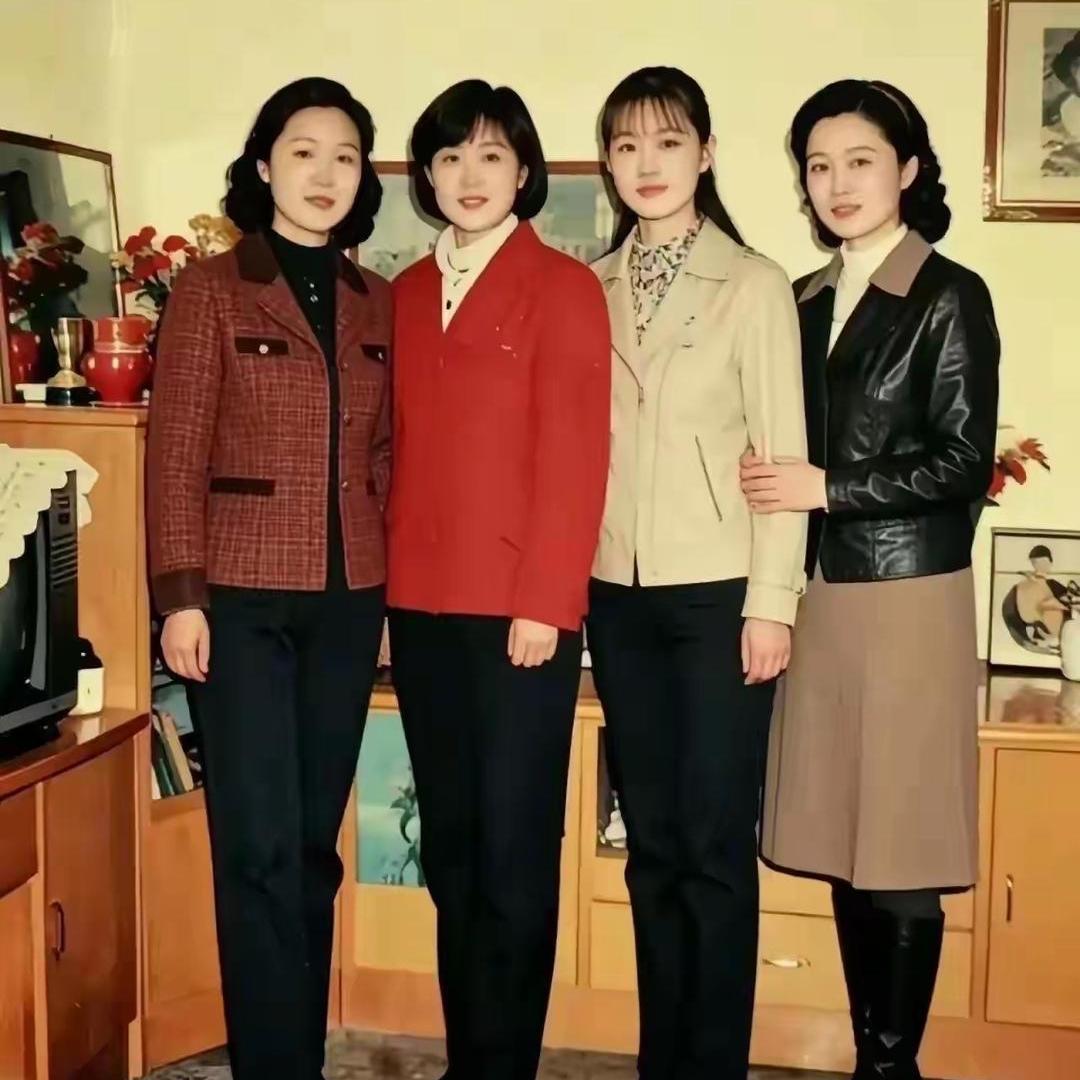 老照片一出来瞬间破防！这就是八十年代有名的“四朵金花”！
 
当年四位姐妹风华正