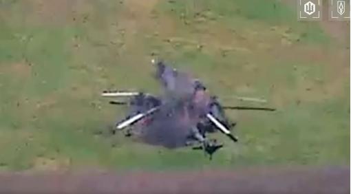 图文：乌无人机击中距前线150公里以外的俄军1架米-28和米-17直升机

4月