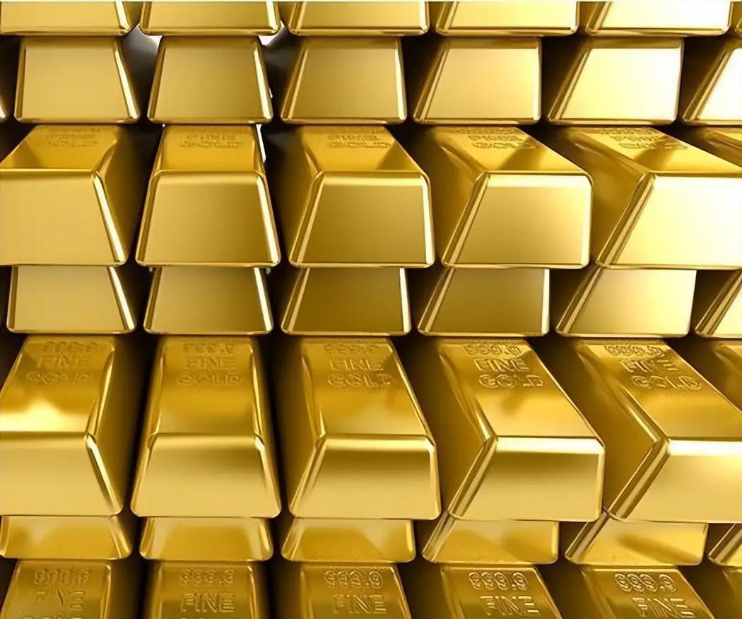 重庆，一女子在银行买了几根金条，看金价上涨，就拿了一根去银行兑换，没想到，工作人