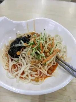 我于2022年学会了与自己和解。那时候，疫情不断反复，意外频频发生，生活十分艰难