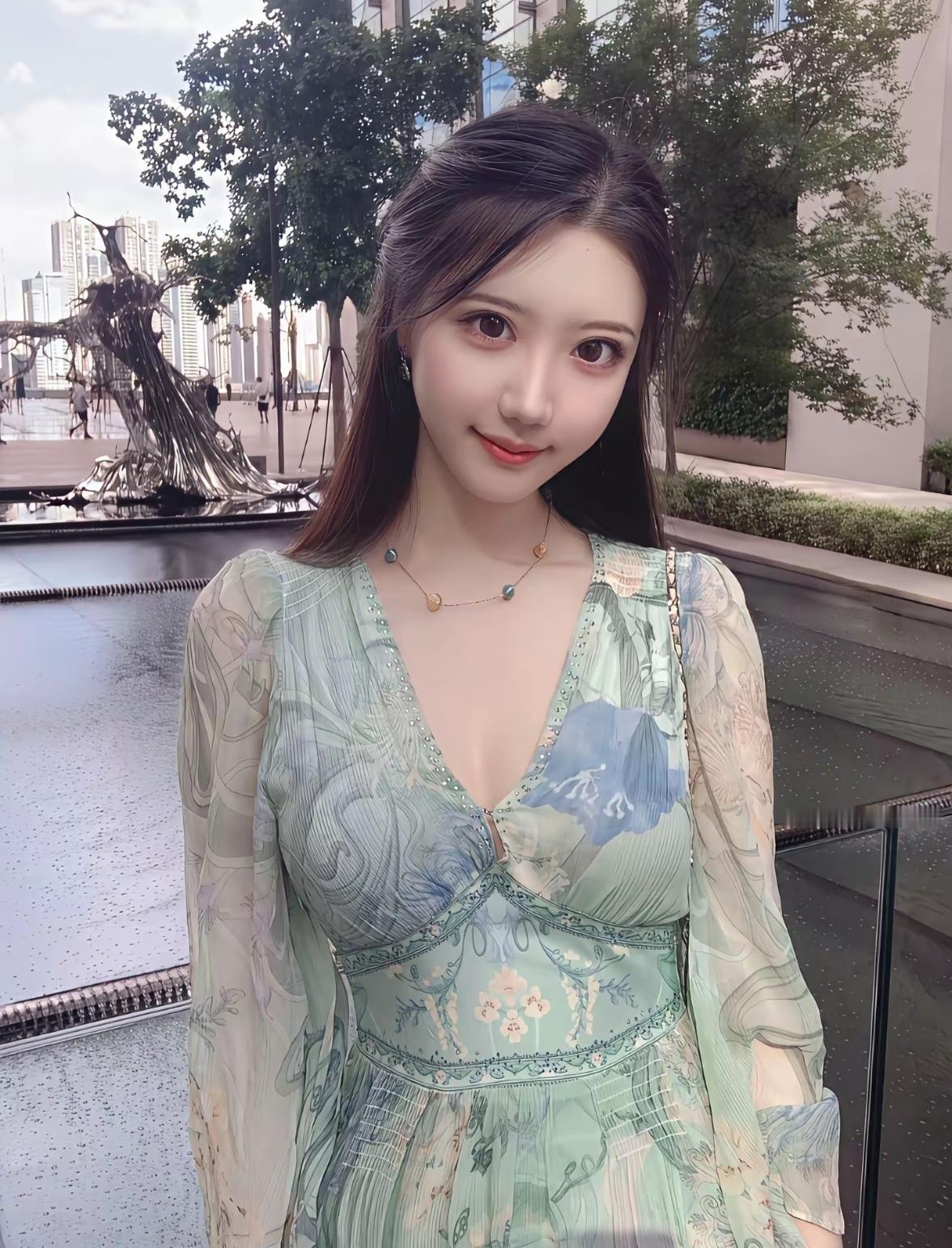 穿得真漂亮，背景好有艺术感！