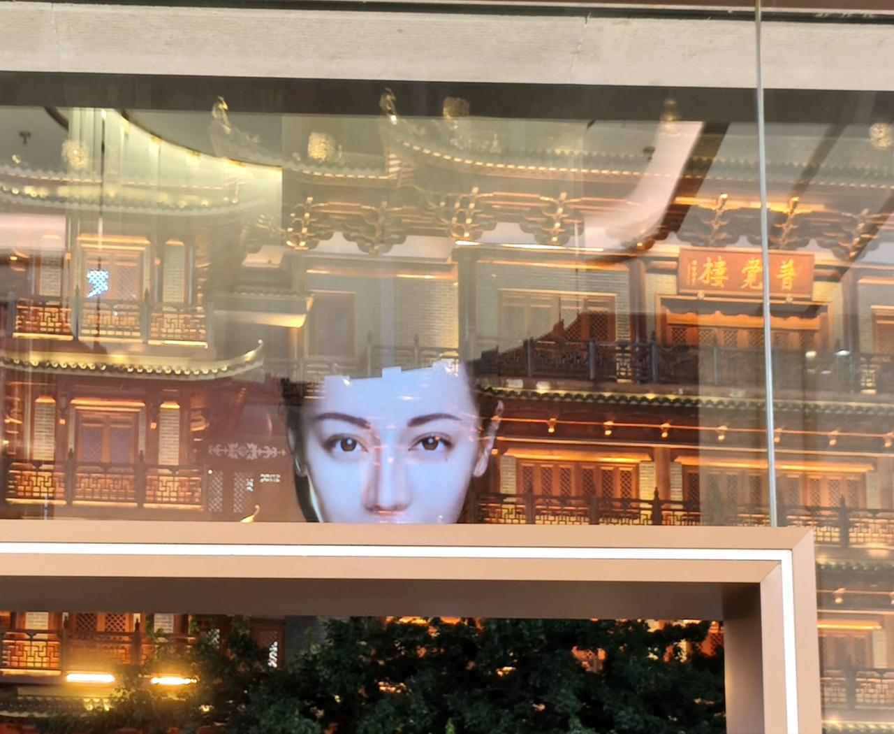 广州人都很少进广州百货大厦，昨天晚上女儿想去看海贼王的活动，我就在里面闲逛了一圈