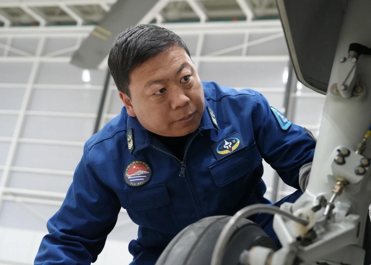 从军三十一载，初心如炬敬“兵王”杨国军
随舰出访过25个国家和地区
执行重大演训