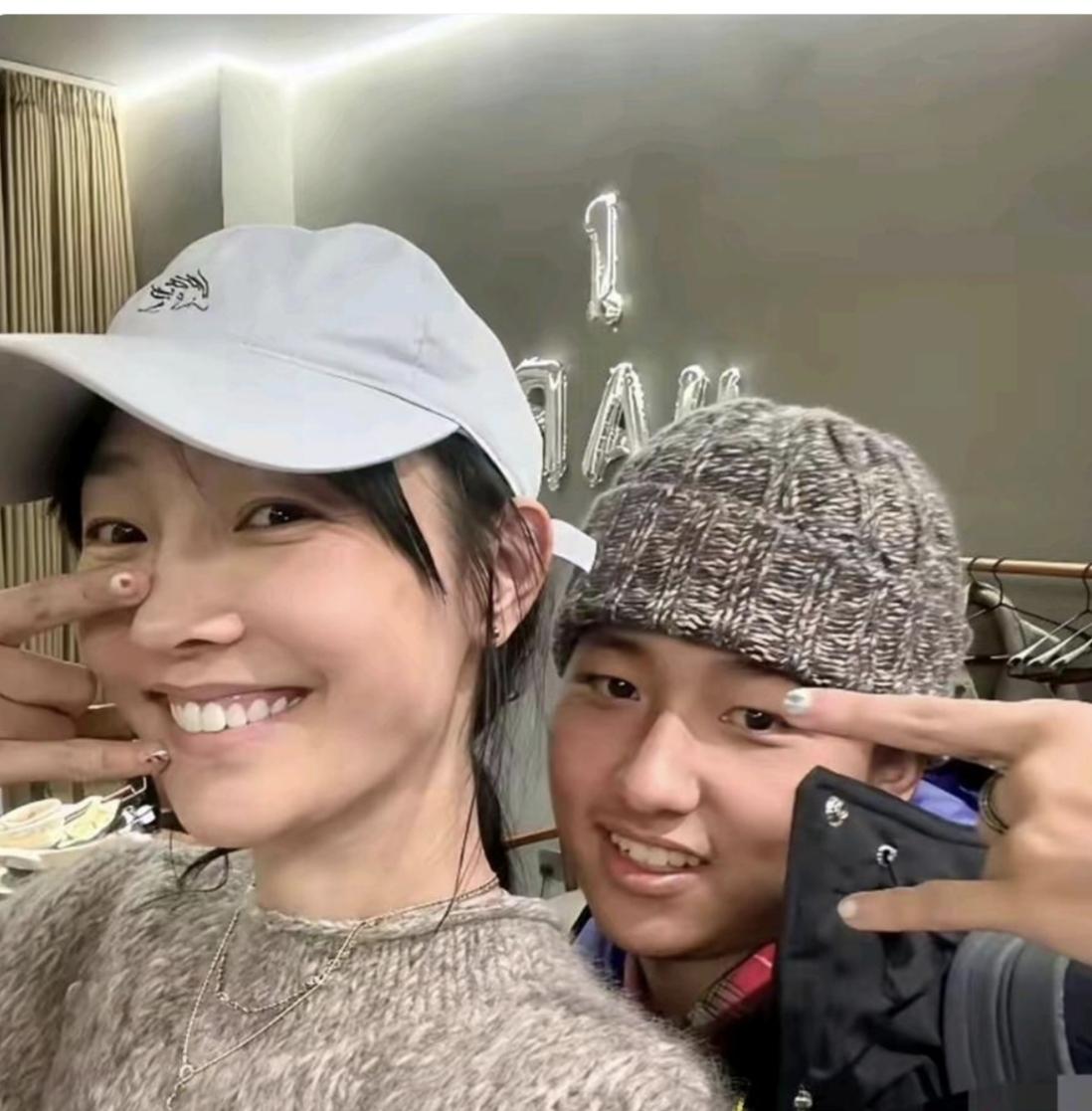 这母子处得像姐弟，做美甲都相约一起去，做的还是同个花型。白百何的儿子长得比他爹强