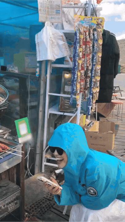 “上人民日报了！”新疆，女子买烤肠，没想到付款时手机没信号，于是她问老板没有网怎