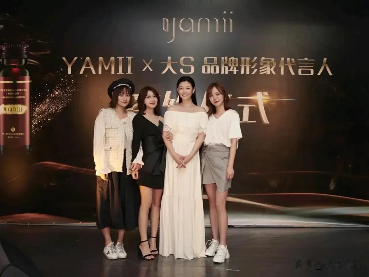 大S和粉丝的新合照，好不好看一目了然！她生活中比荧幕上更加美丽动人，不然怎么能把