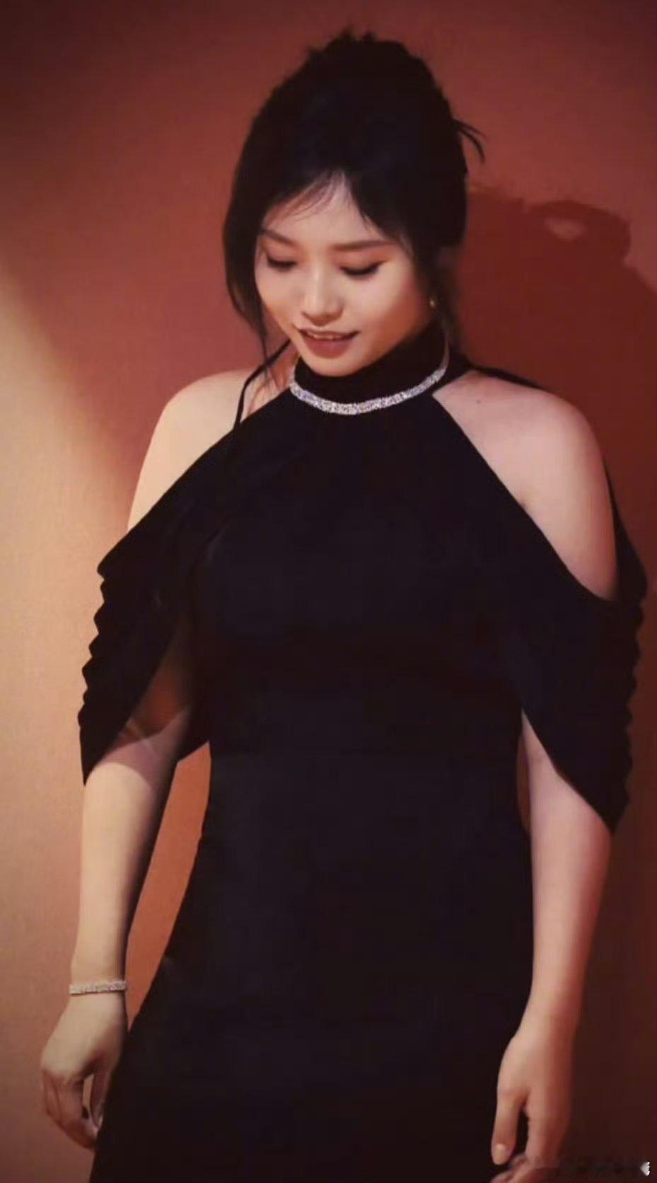 这还是李雪琴吗，瘦了好多啊，显得更有气质了，五官很大气！！ ​​​