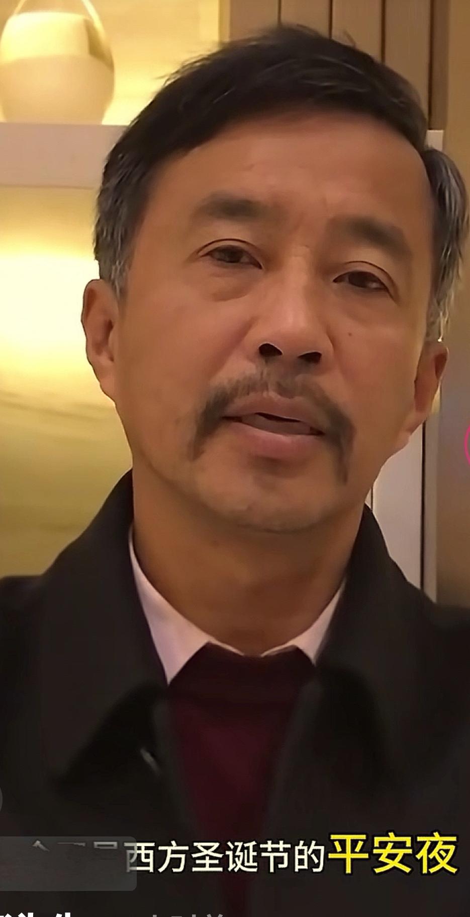 沈巍，这个红遍全网的“流浪大师”，今天衣冠楚楚，在抖音上露脸祝网友“平安夜快乐”