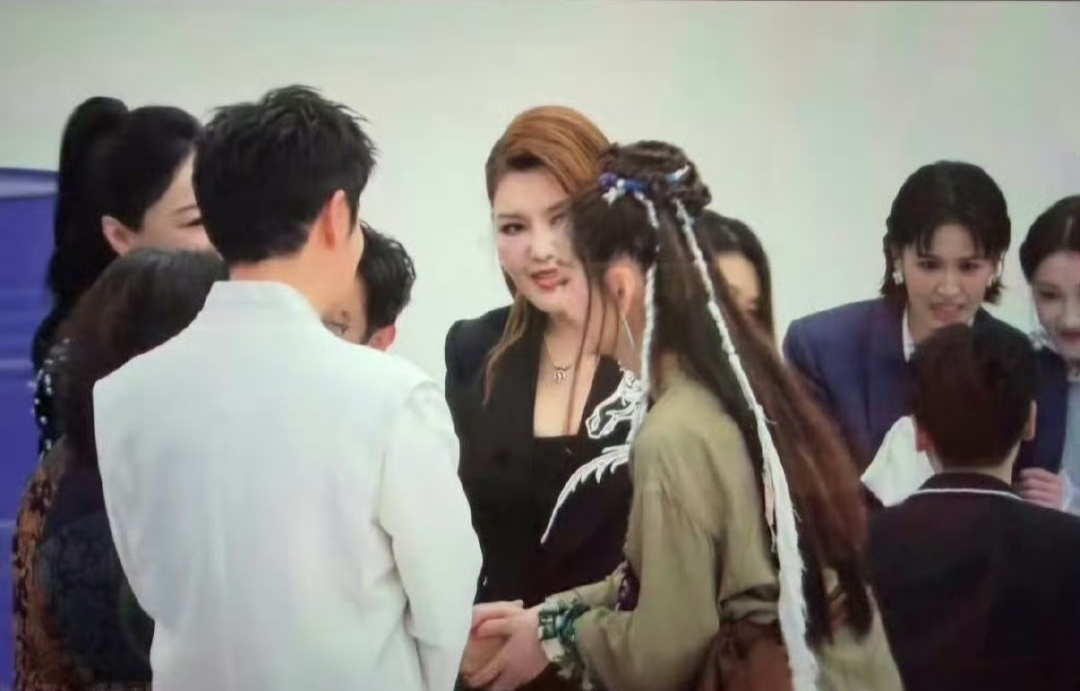 乘风2026《乘风 2026》首播直播，谢娜也是忙活坏了。一刀未剪的无脚本直播本