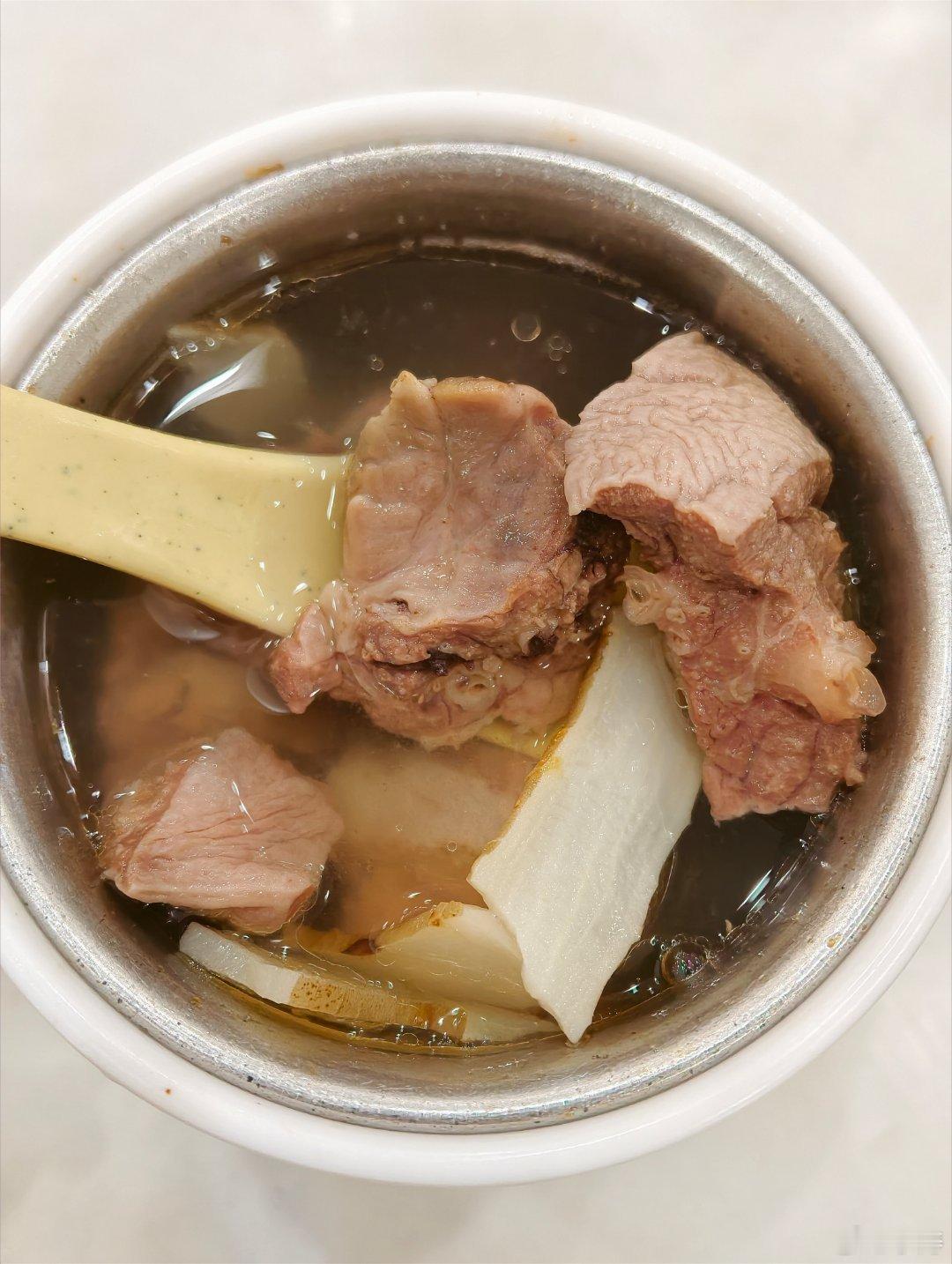 老广式的餐厅还是蛮便宜的，咸蛋肉饼饭13.8元（用了团购），沙参玉竹炖银肺汤12