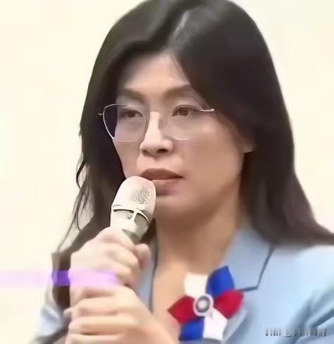 郑丽文在接受外媒专访时表示，“不会放弃用武力守护台湾的决心”，但她强调，两岸和平