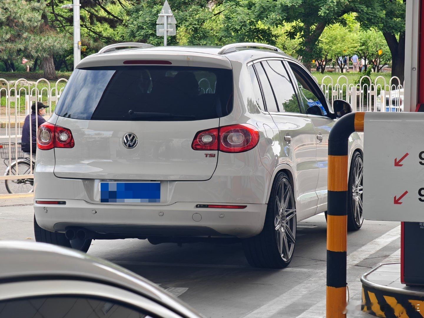 这途观的轮毂够燥的，目测至少20往上了，这代途观确实经典，是不是公认最好看的一代