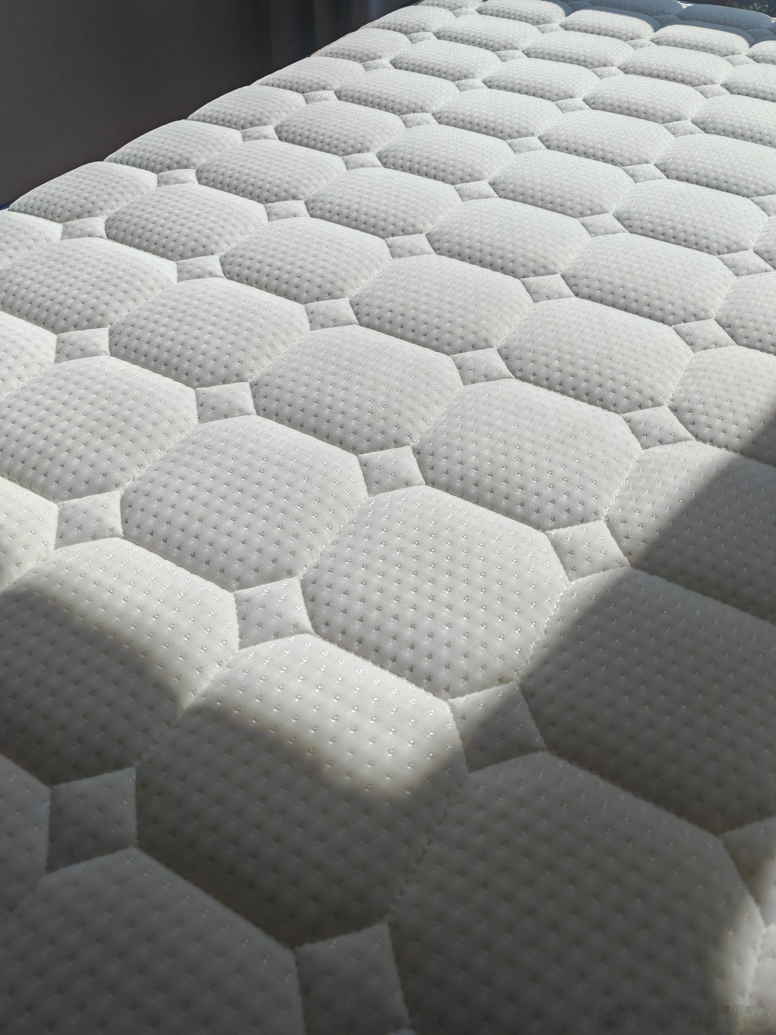 今天深圳太阳很大，去外面玩估计晒晕，洗了一天床单被套，全部拿到楼顶去晒。 