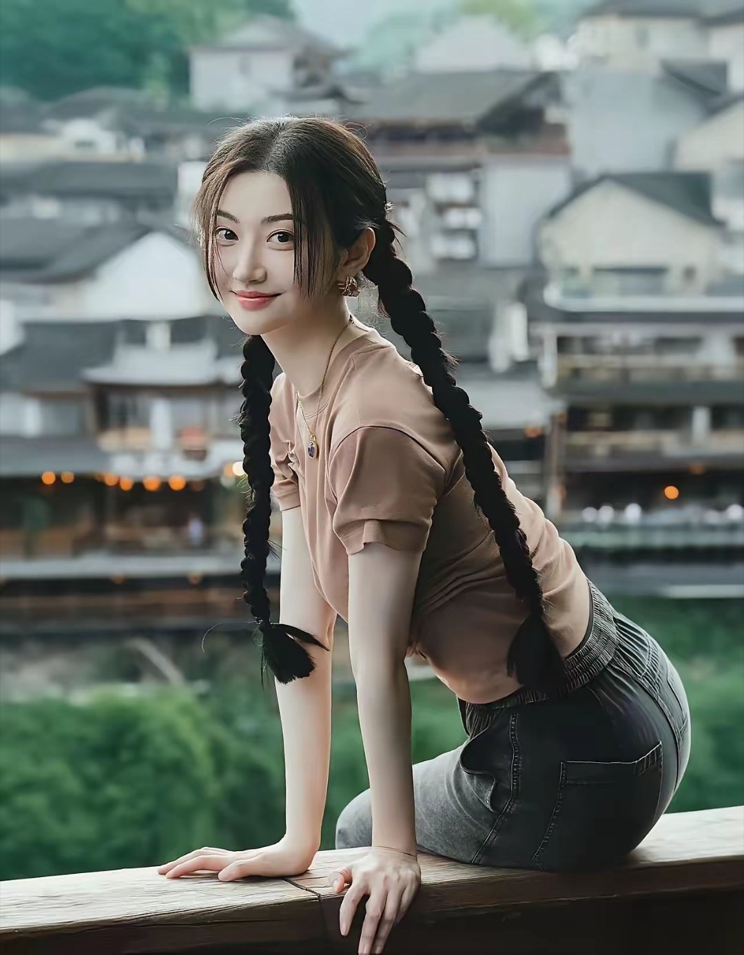 我堂姐是一个演员的助理，她见过景甜，她回来偷偷和我说，她说景甜是她见到真人特别惊