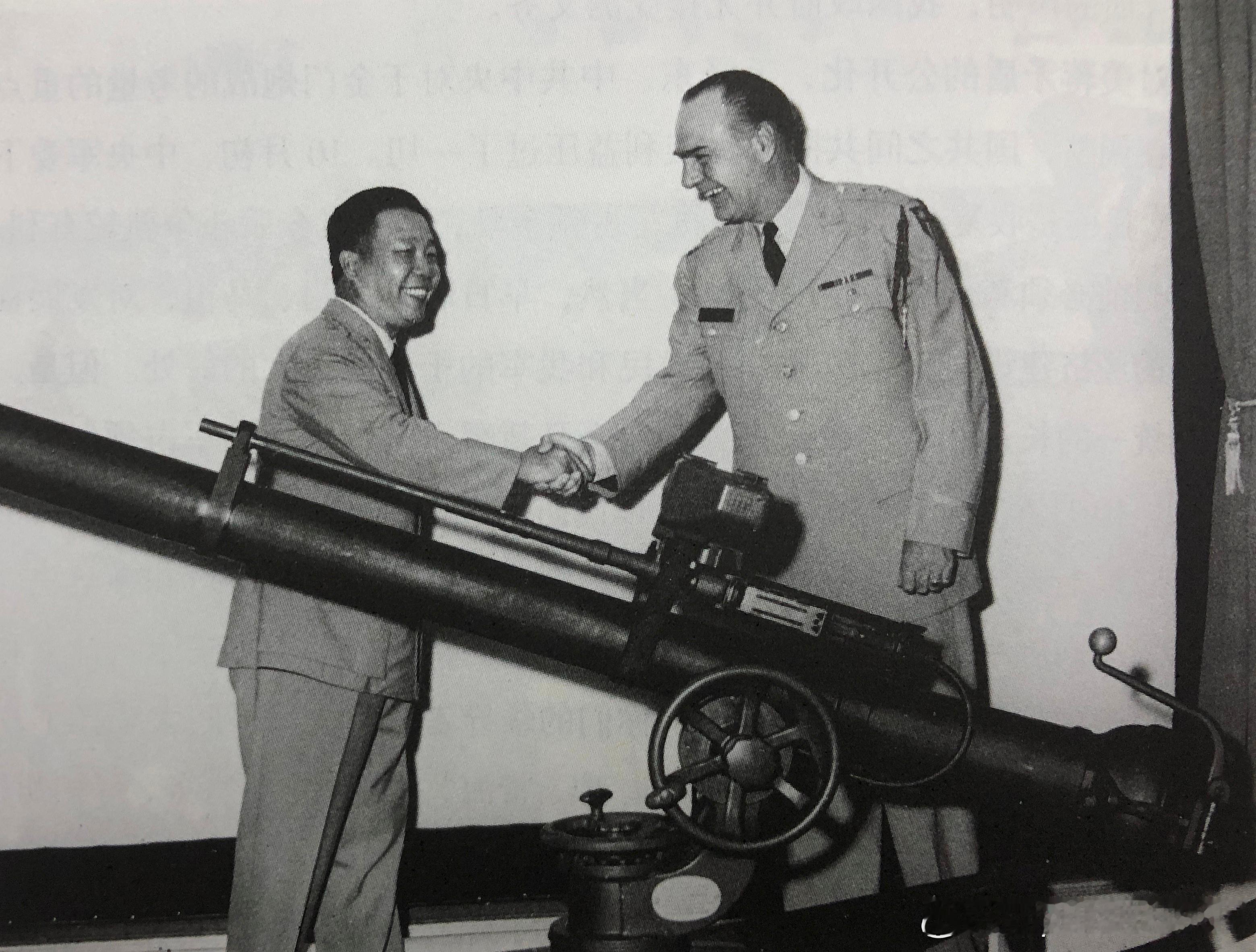1958年8月炮击金门期间美军顾问团团长蔡斯（右）代表美国政府将新式无后坐力炮交