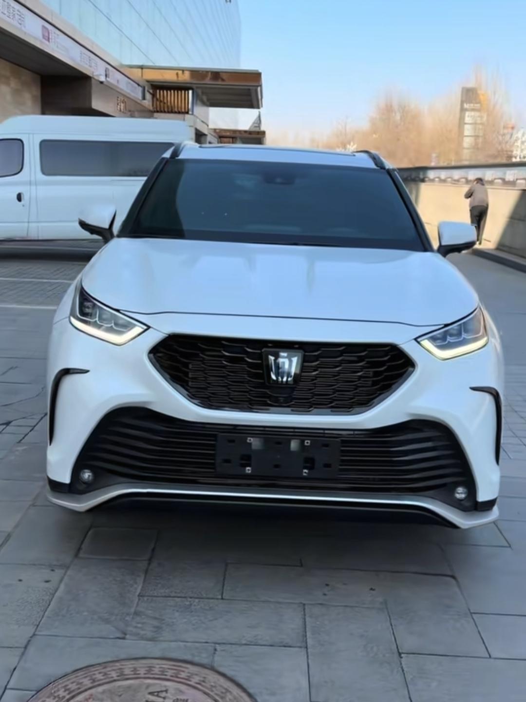 丰田皇冠陆放凭借宽敞的空间和成熟可靠的双擎混动系统，在中大型七座SUV中有着非常